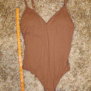 H & M Women's Apricot Body Suit New V Neck Spaghetti Strap Size Medium Stretch